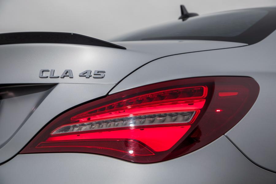 Логотип Mercedes-AMG CLA45 4Matic (C117) 2016 года  (NA) (фото 29 из 34)